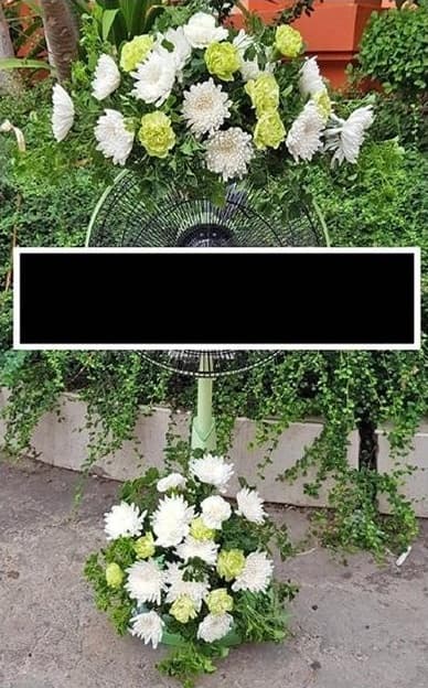 พวงหรีดพัดลม รหัส P005 ราคา 2000 บาท